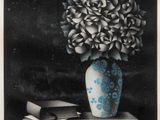une photo en noir et blanc d'un vase contenant des fleurs