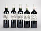 quatre bouteilles de vin sont alignées