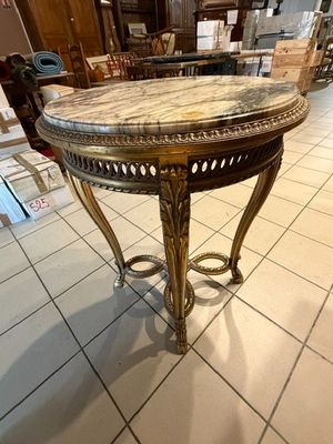 une table au plateau en marbre exposée dans un magasin