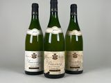 trois bouteilles de vin posées l'une à côté de l'autre sur une table