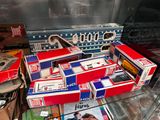 Plusieurs paquets de cigarettes sont empilés les uns sur les autres dans une vitrine.