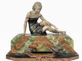 statue d'une femme assise sur un socle en marbre vert et marron