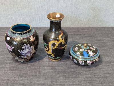 trois vases posés l'un à côté de l'autre sur une table