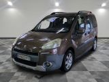une photo d'une petite camionnette marron garée dans une pièce