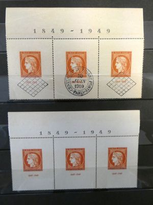 Deux timbres de tailles différentes sont exposés dans une vitrine.