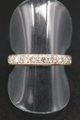 un gros plan d'une bague sertie de diamants