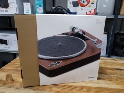 a box with a picture of a turntable on it