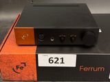 un gros plan sur une boîte noire et orange posée sur une table