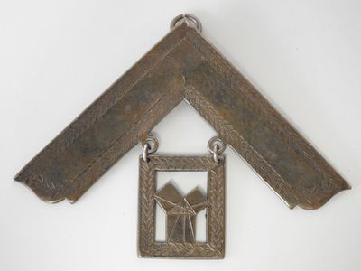 un petit objet métallique accroché à un mur