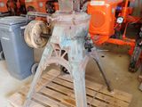 une machine posée sur une palette dans un garage