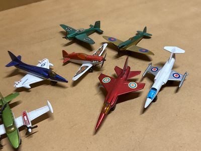 tout un tas de petits avions en plastique posés sur une table