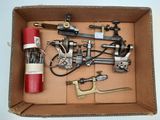 une caisse remplie de vieux outils et un extincteur