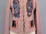 veste rose ornée de fleurs en paillettes et de bordures en paillettes