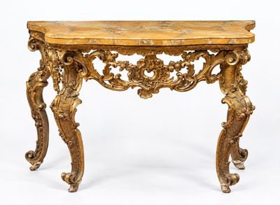une table en or avec un plateau en marbre sur fond blanc