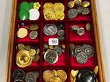 une boîte en bois remplie d'une multitude de pièces de monnaie de toutes sortes
