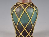 un vase orné d'un motif vert et bleu