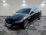 La Jaguar noire est garée dans une grande pièce au sol carrelé.