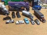 un grand nombre de voitures et de camions jouets sur une table