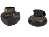deux vases placés côte à côte sur un fond blanc