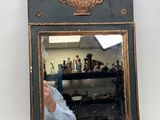 un homme se prenant en photo dans un miroir