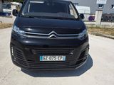 l'avant d'une Citroën noire garée sur un parking