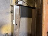 une salle de bains sale équipée de toilettes et d'un lavabo