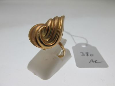 une bague en or ornée d'une fleur et d'une étiquette de prix