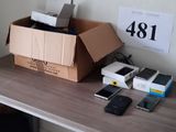 un bureau sur lequel se trouvent un ordinateur portable, un téléphone et d'autres objets
