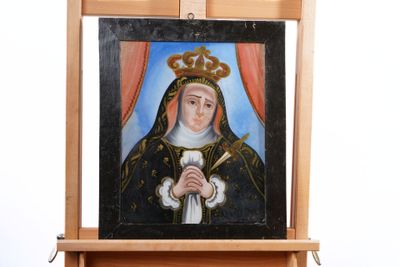 tableau représentant une femme coiffée d'une couronne, posé sur un chevalet en bois