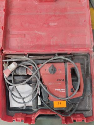 une boîte à outils rouge avec des outils sur le sol