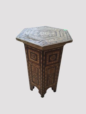 une photo d'une petite table en bois avec un plateau en carrelage