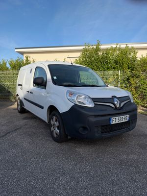 la photo d'une camionnette blanche garée sur un parking