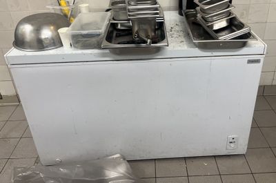 Plusieurs casseroles remplies de nourriture sont posées sur une cuisinière dans une cuisine