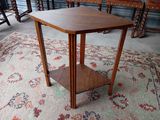 une petite table en bois surmontée d'une étagère
