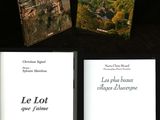 trois livres posés les uns à côté des autres sur une table noire