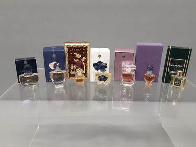 GUERLAIN. Ensemble de 7 miniatures dans leur coffret d'origi…