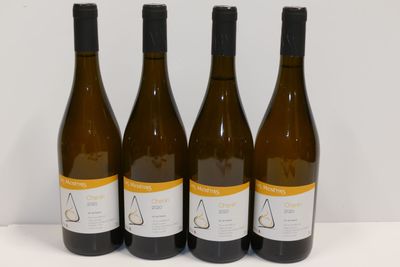 trois bouteilles de vin posées sur une table l'une à côté de l'autre