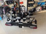 un porte-vélos sur lequel est posé un vélo, dans un magasin