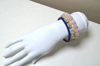 Un lot de 3 bracelets ajustables dont un en lapis-lazuli, un…