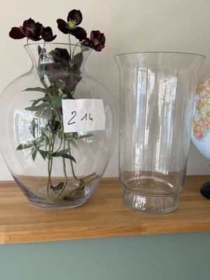 deux vases posés sur une étagère à côté d'un globe terrestre