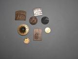 un grand nombre d'objets métalliques posés sur une table