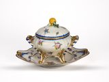 an image of a tureeny dish and saucer on a saucer