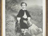 une vieille photo représentant un jeune garçon assis sur une chaise avec un mouton
