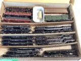 une boîte contenant de nombreux types de petits trains différents