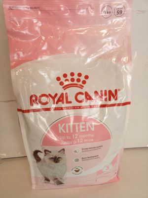 un gros plan sur un sac de nourriture pour chat posé sur un plan de travail