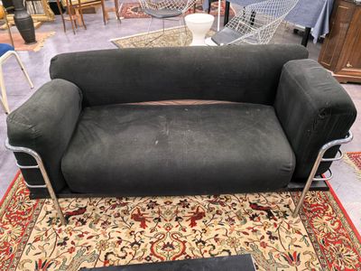 Travail des années 1980. Canapé en métal chromé d'esprit mod…