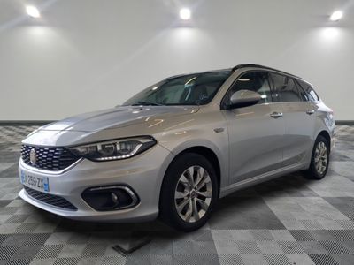 vue de face d'une voiture argentée garée sur un sol à damier