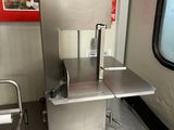 une machine posée sur une table dans une cuisine