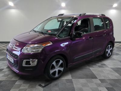 une voiture Citrole violette garée dans un showroom au sol à damier