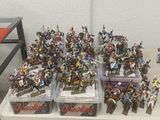 un grand nombre de figurines sur une table